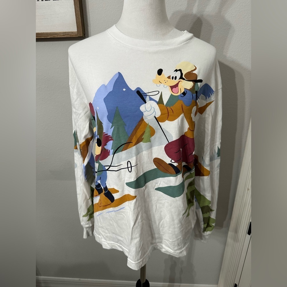Vintage disney shirt size small white snow goofey mickey mouse snow winter